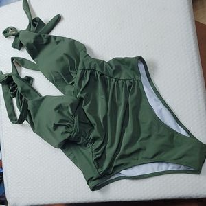 Size large Swimsuit from Yolipuli